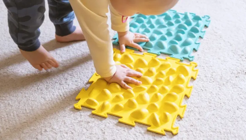 Zabawki sensoryczne 3m+: Jak wspierać rozwój i wybrać bezpieczne?