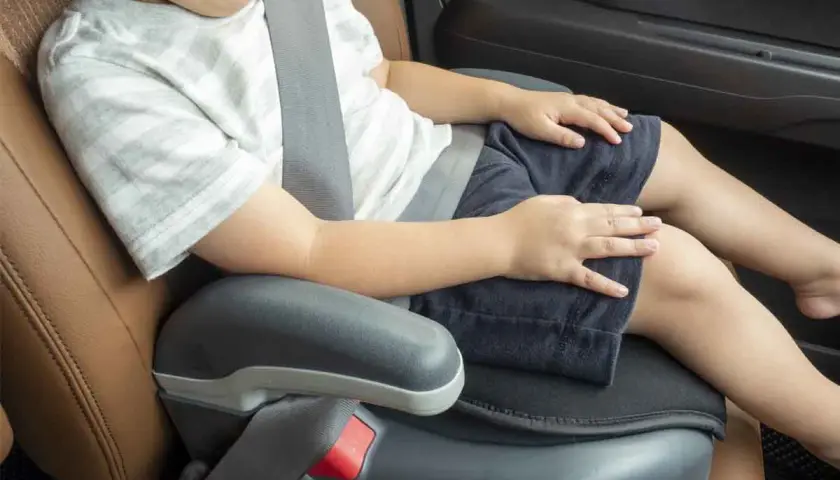 Kiedy dziecko może jechać z przodu? Wzrost, fotelik, airbag!