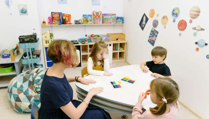 Kurs na opiekunkę w żłobku: Jak zdobyć uprawnienia i pracę?